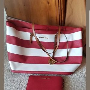 Michael kors handbag matching wallet